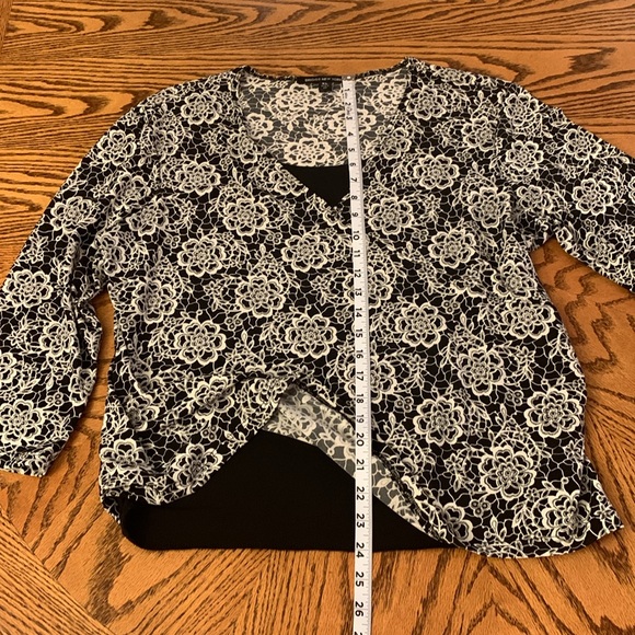 Modest Briggs New York 3/4 sleeve black and white flower shirt - Picture 5 of 10